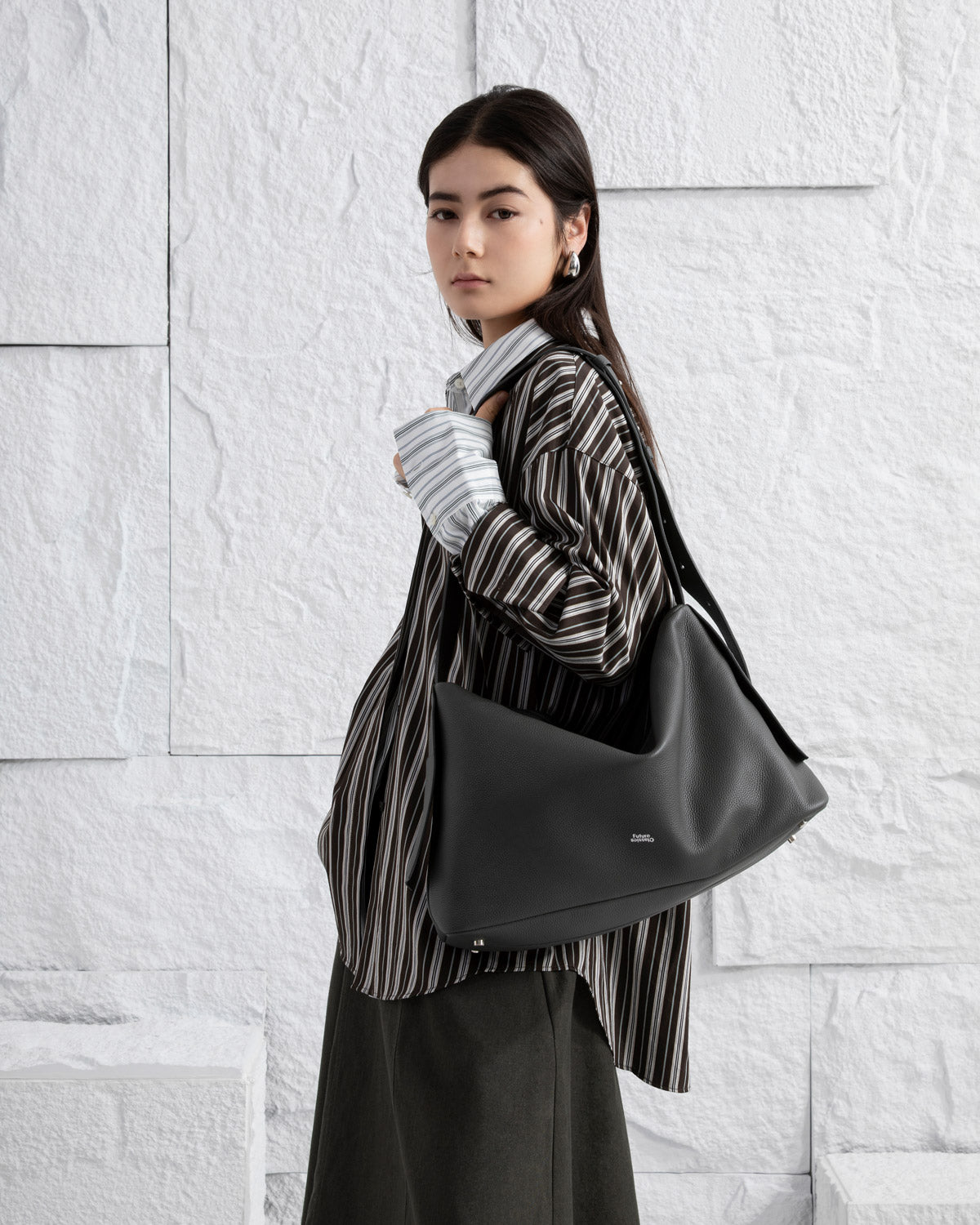 OVERSIZED PETAL MESSENGER