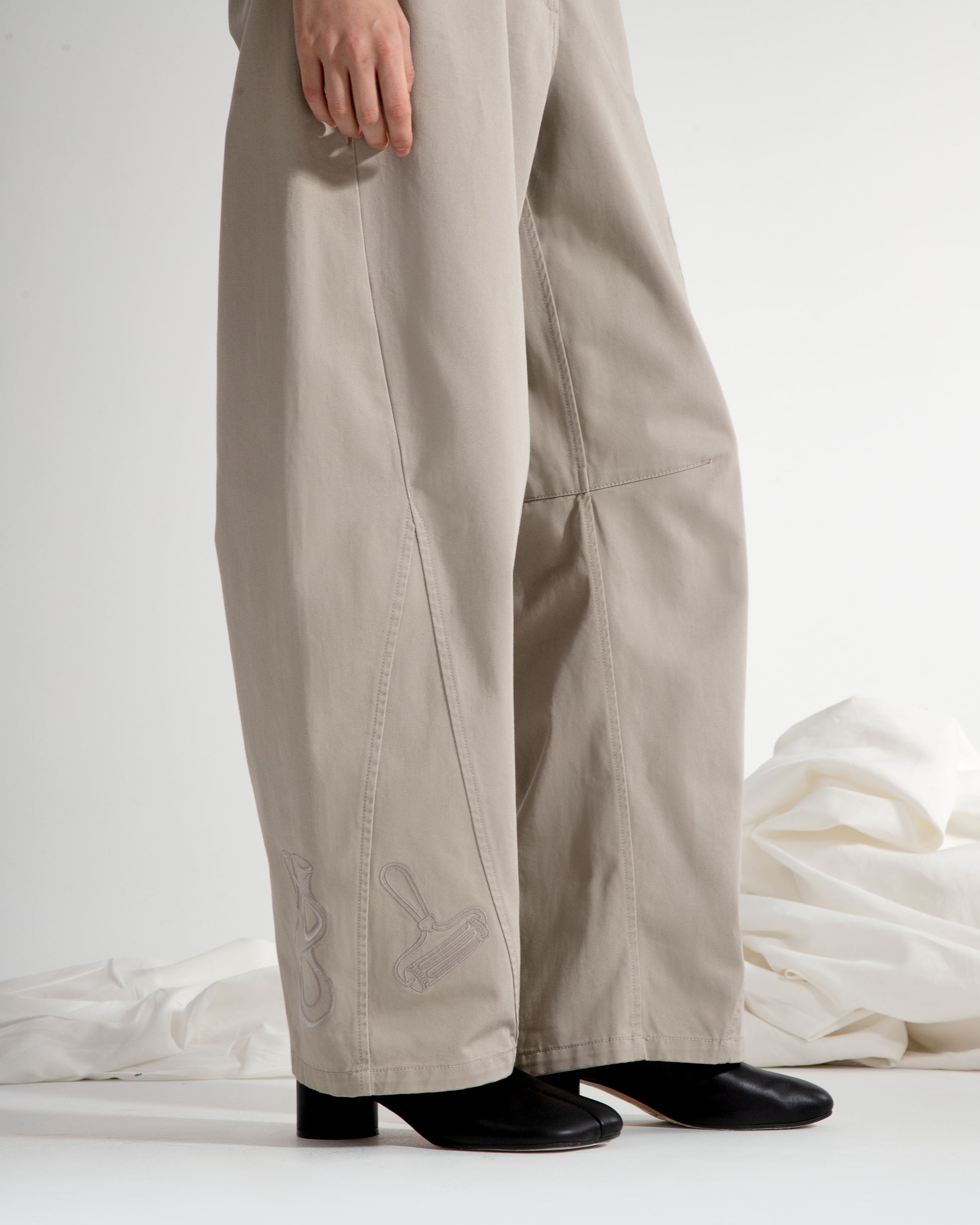 Oeuvres Embroidery Pants